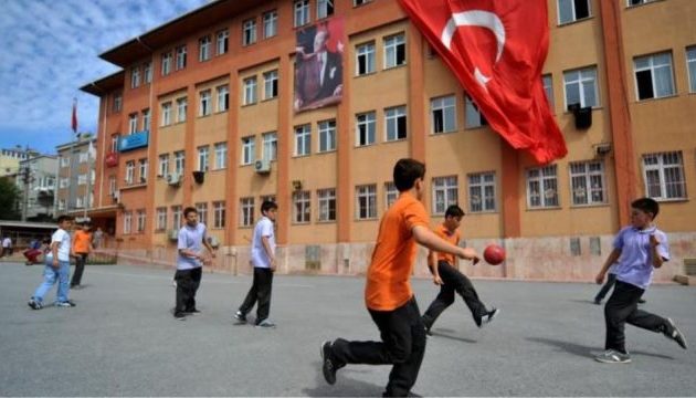 16χρονος Τούρκος φίλησε την 13χρονη φίλη του και το μετάνιωσε πικρά…