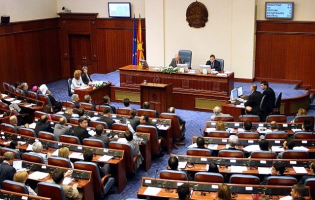 Σκόπια: Οι 8 βουλευτές του VMRO-DPMNE που στήριξαν Ζάεφ φτιάχνουν δική τους Κ.Ο.