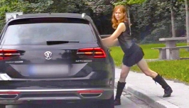 Γερμανίδα ηθοποιός έκανε στριπτίζ στη μέση του δρόμου – «Έφαγε» πρόστιμο 1.200 ευρώ (βίντεο)
