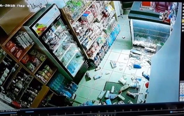 Δείτε συγκλονιστικά βίντεο από τη στιγμή που τα Ρίχτερ χτυπούν τη Ζάκυνθο (βίντεο)