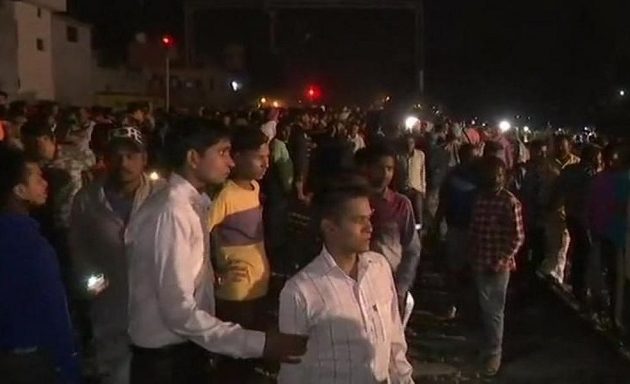 Τραγωδία στην Ινδία: Τρένο έπεσε πάνω σε πεζούς σκοτώνοντας 50 άτομα (βίντεο)
