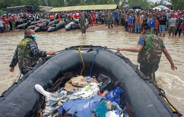 «Το αεροσκάφος είχε παρουσιάσει προβλήματα στο παρελθόν», λένε τώρα για την τραγωδία στην Ινδονησία