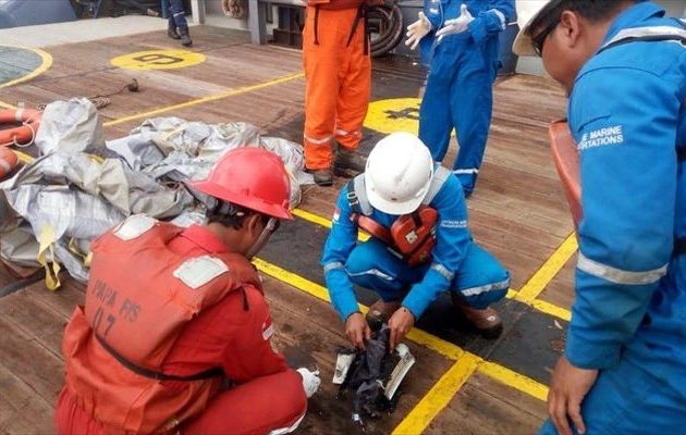 Βρήκαν τα πρώτα συντρίμμια του Boeing 737 στην Ινδονησία (βίντεο)