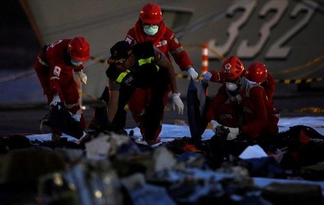 Πολύ κοντά στον εντοπισμό της ατράκτου του μοιραίου Boeing στην Ινδονησία – Αγωνία για τα μαύρα κουτιά