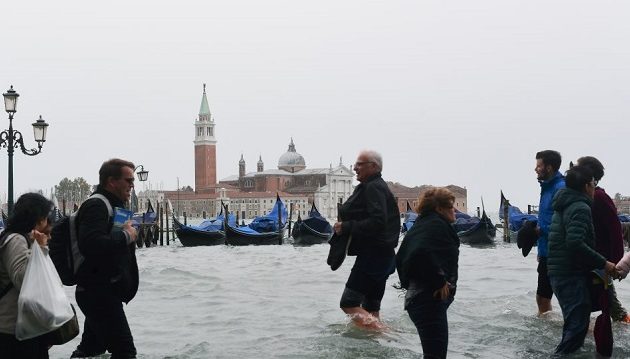 Φονική κακοκαιρία στην Ιταλία: Τέσσερις νεκροί, «πνίγηκε» η Βενετία (βίντεο)