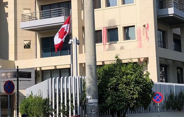 O Ρουβίκωνας επιτέθηκε στην πρεσβεία του Καναδά