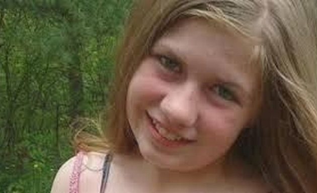 Αγνοείται 13χρονη μετά τη δολοφονία των γονιών της μέσα στο σπίτι τους
