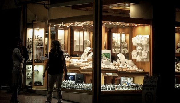 Η στιγμή που οι ληστές εισβάλλουν σε κοσμηματοπωλείο στην Αθήνα (βίντεο)