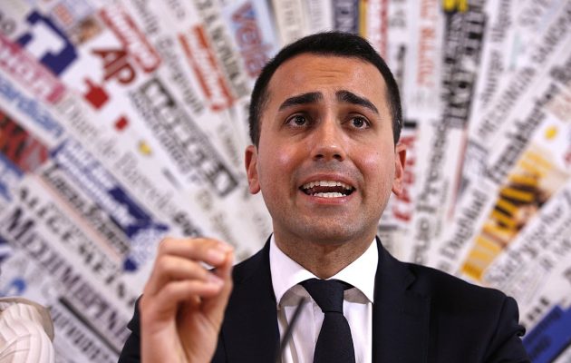 Λουίτζι Ντι Μάιο: Το κατεστημένο των Βρυξελλών και τα μίντια θέλουν να ρίξουν την ιταλική κυβέρνηση