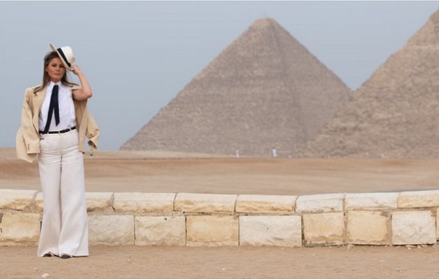 Στην Αίγυπτο η Μελάνια Τραμπ – Ξεναγήθηκε στις Πυραμίδες (φωτο)