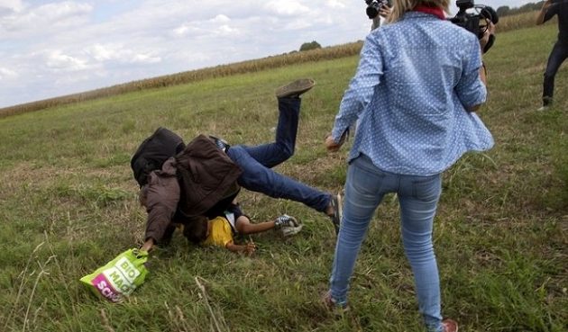 Tο Ανώτατο Δικαστήριο της Ουγγαρίας αθώωσε τη δημοσιογράφο που είχε κλωτσήσει μετανάστες