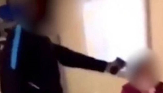 Ξέφυγαν στη Γαλλία: Η στιγμή που μαθητής σημαδεύει με όπλο καθηγήτριά του (βίντεο)