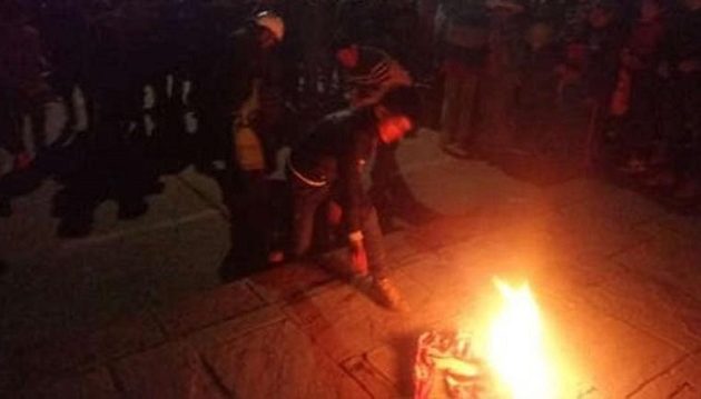 Εξοργισμένο πλήθος καίει ζωντανό άνδρα που προσπάθησε να κλέψει αυτοκίνητο (βίντεο)