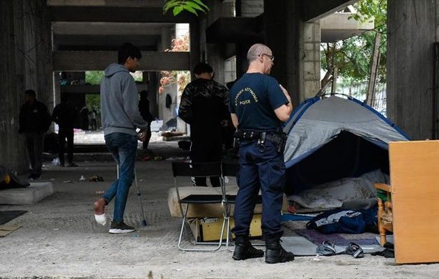 Επιχείρηση εκκένωσης κτιρίου από μετανάστες στη Θεσσαλονίκη (φωτο)