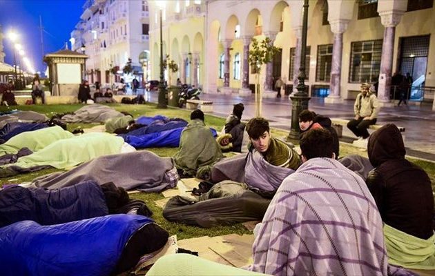 Απομακρύνονται οι πρόσφυγες από την πλατεία Αριστοτέλους στη Θεσσαλονίκη