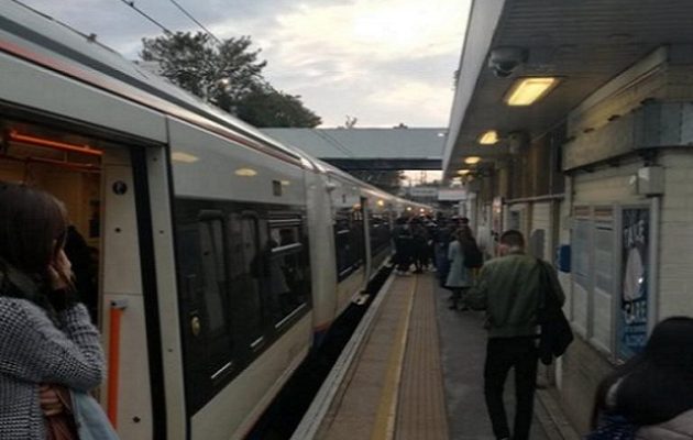 Τρόμος στο Λονδίνο: Μανιακός μαχαίρωσε επιβάτη σε τρένο- «Θα σας σκοτώσω όλους»