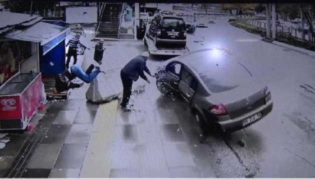 Αυτοκίνητο χτυπά οδηγό βαν που μόλις είχε τρακάρει με τον ίδιο τρόπο (βίντεο)