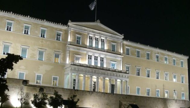 Απίστευτη καταδίωξη: Γκάζωσε από την Αττική Οδό και… «μπούκαρε» στο προαύλιο της Βουλής