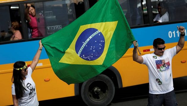 Εκλογές στη σκιά των τανκς στη Βραζιλία – «Σώστε τη Δημοκρατία» το μήνυμα Λούλα
