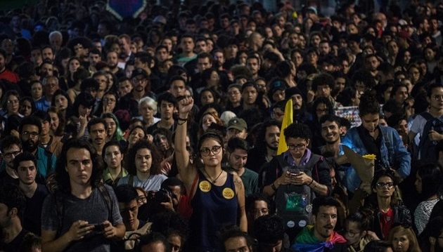 Χιλιάδες διαδηλωτές κατά Μπολσονάρου: Θα αντισταθούμε στο φασιστικό γουρούνι (βίντεο)