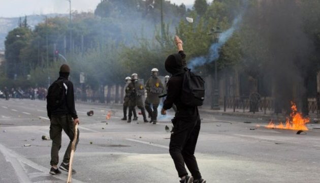 Ολοκληρώθηκε το μαθητικό συλλαλητήριο – Επεισόδια στο Σύνταγμα