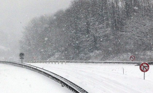 Ισχυρές χιονοπτώσεις σαρώνουν τη Γαλλία- Χωρίς ρεύμα 200.000 σπίτια (βίντεο)
