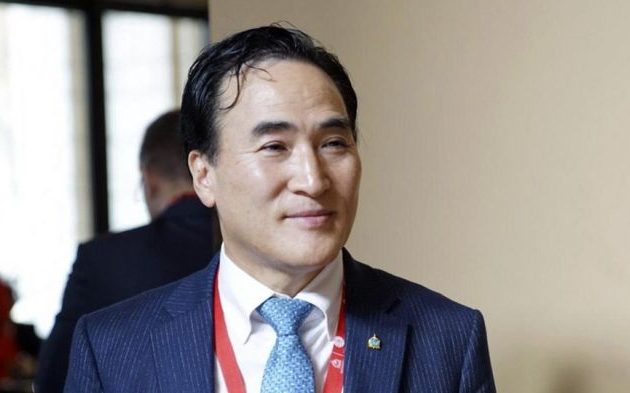 Αυτός είναι ο Νοτιοκορεάτης που «έφαγε στη στροφή» τον Ρώσο για το τιμόνι της Ιντερπόλ