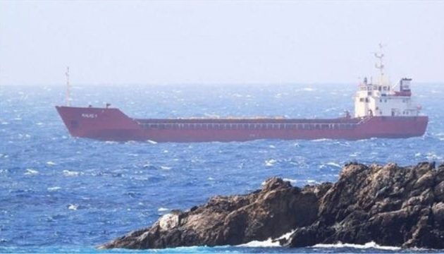 Στο λιμάνι του Γυθείου το τουρκικό πλοίο που είχε πιάσει φωτιά – Συνελήφθη ο πλοίαρχος