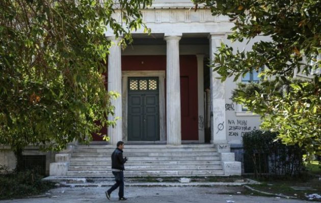 Προσαγωγές ακροδεξιών έξω από το Πολυτεχνείο – Ήθελαν να κρεμάσουν σημαία με ναζιστικό σταυρό