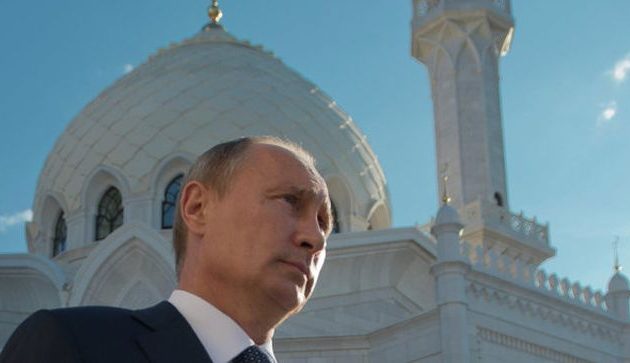 «Φλερτάρει» τον ισλαμικό κόσμο ο Βλάντιμιρ Πούτιν: «Σε πολλά ζητήματα οι θέσεις μας είναι παραπλήσιες»