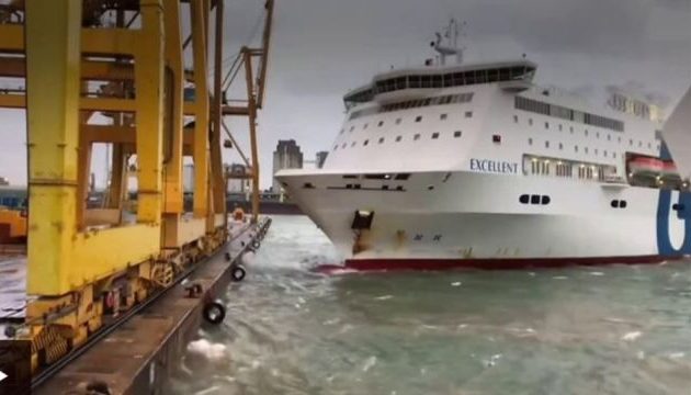 Η στιγμή που τρελό πλοίο «γκρεμίζει» γερανό και σκορπίζει τον τρόμο στο λιμάνι της Βαρκελώνης (βίντεο)
