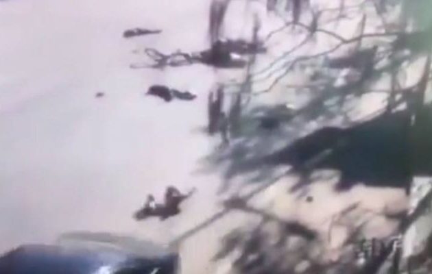 Η ανατριχιαστική στιγμή που αυτοκίνητο πέφτει πάνω σε μαθητές στην Κίνα (βίντεο)