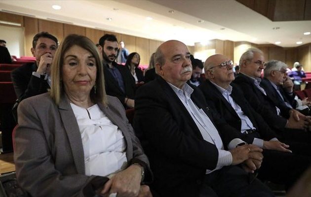 Ο Βούτσης πήγε στη δίκη της Χρυσής Αυγής – «Να μην συνεχίσει να επωάζεται το αυγό του φιδιού»