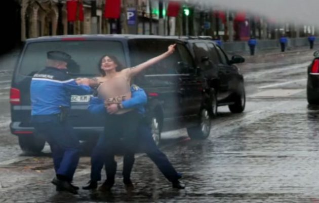 Οι FEMEN τα «πέταξαν» μπροστά στο αυτοκίνητο του Τραμπ στο Παρίσι (φωτο)