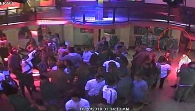 Νόμιζε ότι τη χούφτωσε ο πορτιέρης και του επιτέθηκε με «κεφαλοκλείδωμα»-νοκ άουτ (βίντεο)