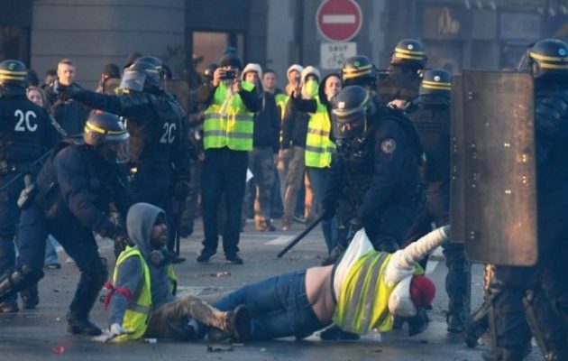 Στους δρόμους της Γαλλίας 287.000 «Κίτρινα Γιλέκα» – 400 τραυματίες και μια νεκρή στα οδοφράγματα