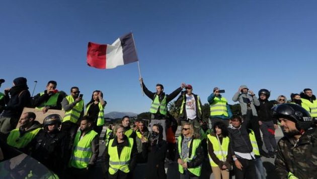 Δεν αλλάζουν τα σχέδια της γαλλικής κυβέρνησης για φόρο στα καύσιμα παρά τις διαδηλώσεις