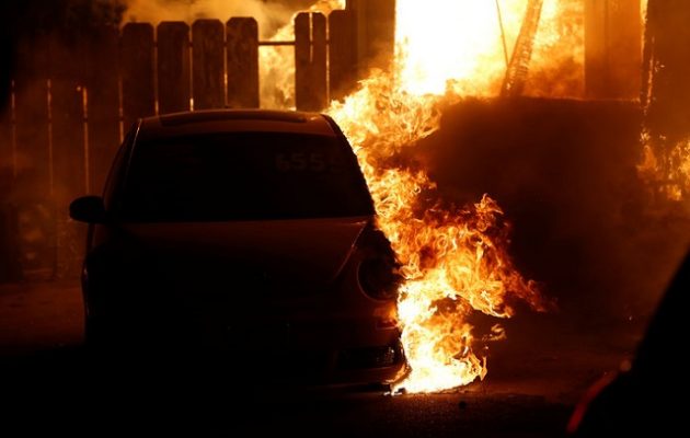 Πέντε νεκροί στη φωτιά που κατακαίει την Καλιφόρνια – Aπανθρακώθηκαν μέσα στα οχήματά τους