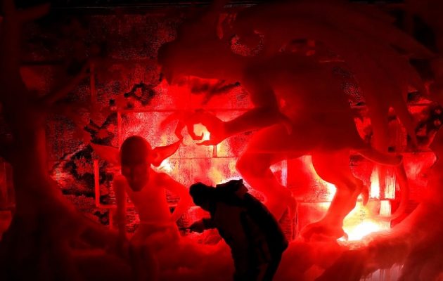 Τεράστια γλυπτά από πάγο «ζωντάνεψαν» με τη βοήθεια του φωτός (φωτο)