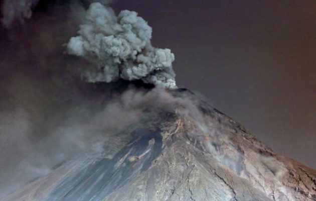 Συναγερμός στη Γουατεμάλα: Εκτοξεύει τέφρα και λάβα το φονικό ηφαίστειο Φουέγο