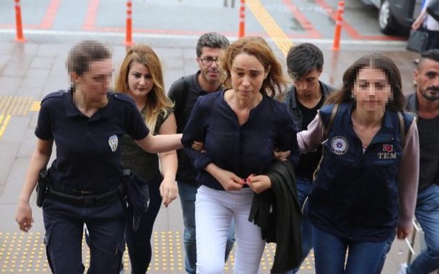 Τουρκικό δικαστήριο καταδίκασε σε έξι χρόνια κάθειρξη Κούρδισσα τραγουδίστρια με γερμανική ιθαγένεια