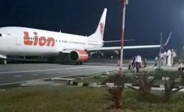 Αεροσκάφος χτύπησε σε στύλο κατά την απογείωση (βίντεο)