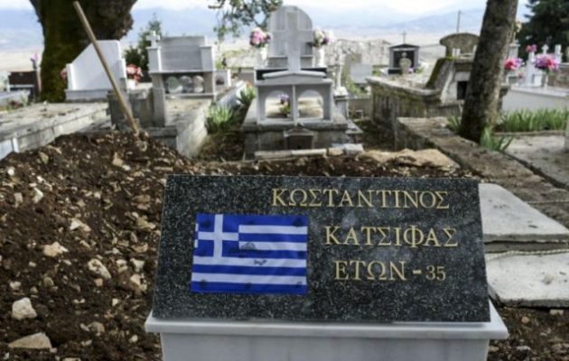 Η Βόρεια Ήπειρος θρηνεί στους Βουλιαράτες – Οι Βορειοηπειρώτες ψέλνουν τον Εθνικό Ύμνο (βίντεο)