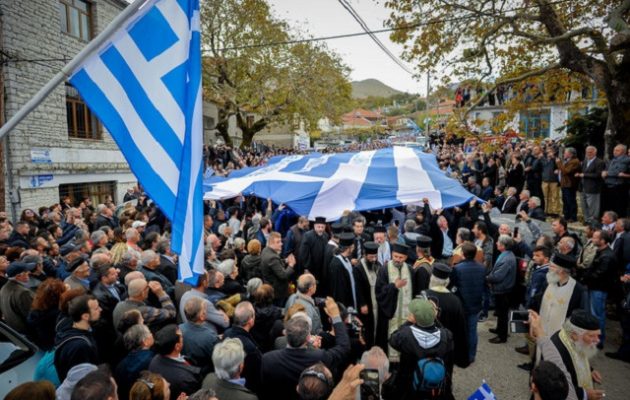 Η Αλβανία απαγόρευσε την είσοδο σε 52 Έλληνες που βρέθηκαν στην κηδεία του Κατσίφα