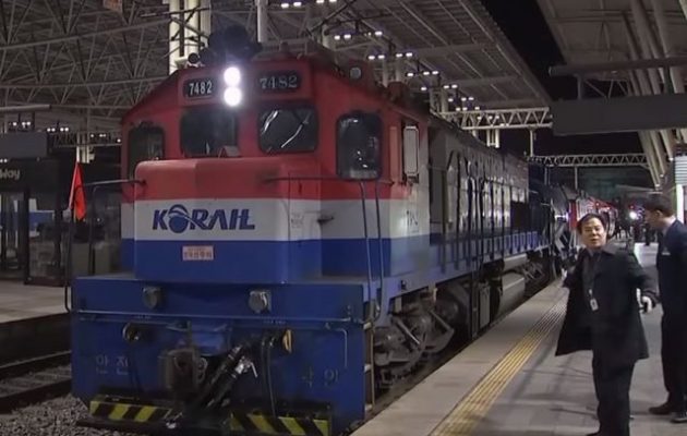 Η Νότια Κορέα έστειλε τρένα με ειδικούς στη Βόρεια για την επισκευή του σιδηρόδρομού της