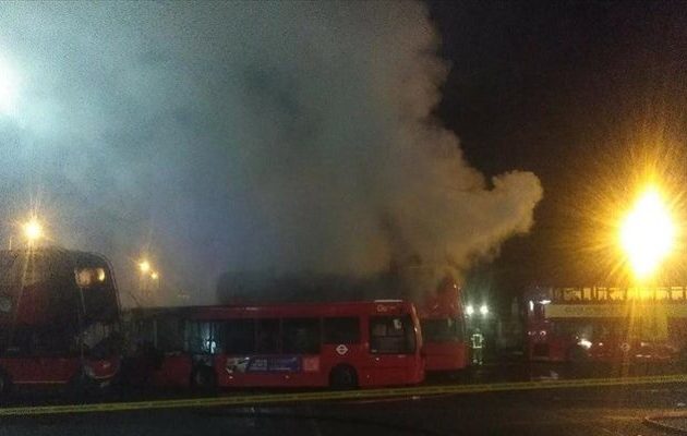 Φωτιά και εκρήξεις σε αμαξοστάσιο λεωφορείων στο Λονδίνο