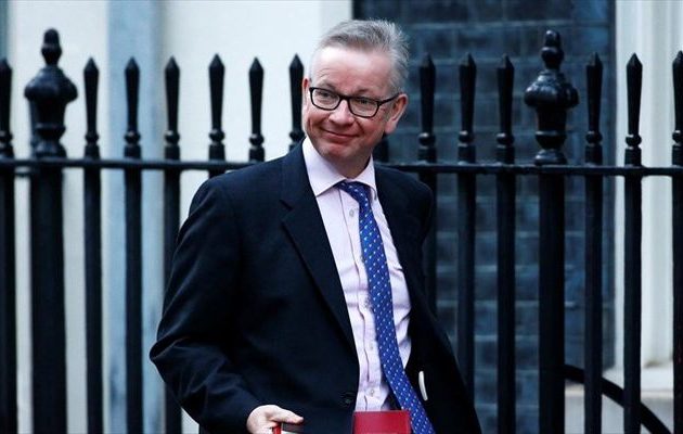 Ποιος Βρετανός υπουργός διαψεύδει τις φήμες και αποφασίζει να μείνει «πιστός» στη Μέι