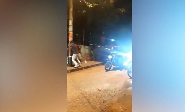 Γυναίκα σκοτώνει εν ψυχρώ πέντε άτομα στη μέση του δρόμου (βίντεο)