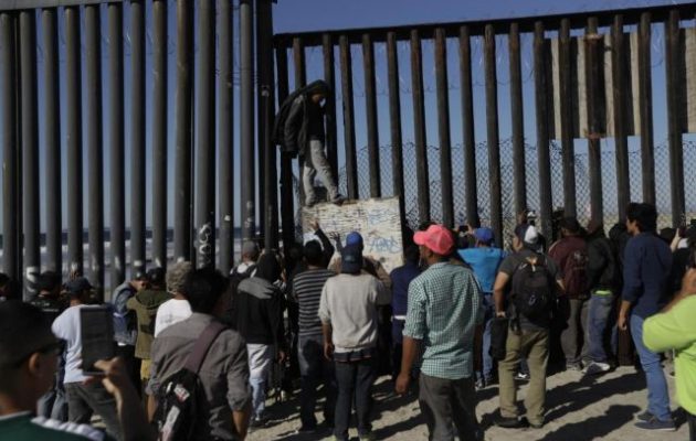 Ο Τραμπ είπε στους μετανάστες στα σύνορα του Μεξικό να γυρίσουν σπίτια τους