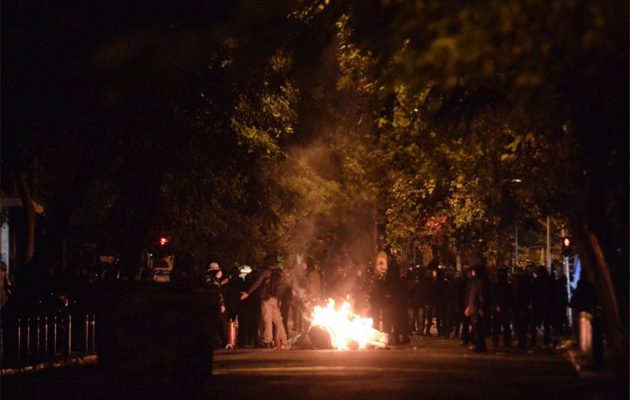 Πεδίο μάχης τα Εξάρχεια: Φωτιές, μολότοφ και οδοφράγματα